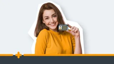 Uśmiechnięta kobieta w żółtej bluzce prezentuje dowód osobisty