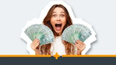 Radosna kobieta trzymająca w dłoniach wachlarze banknotów nominałem 100 zł