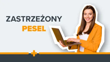 Uśmiechnięta kobieta z laptopem obok napisu "Zastrzeżony PESEL"